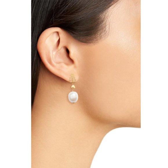 NEW Tory Burch Fish & Pearl Mismatched Drop Earrings - Picture 2 of 8